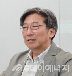 더위가 에어컨 부르고, 에어컨이 지구를 더 덥힌다